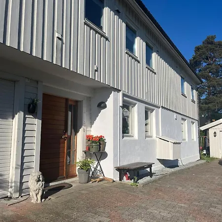 Villa Close To Downtown Leirvik *