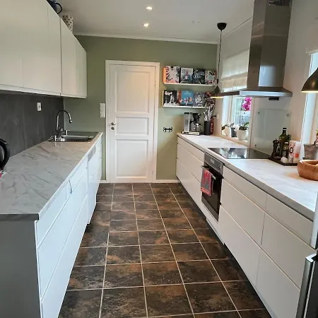 Villa Close To Downtown Leirvik *